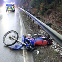 Foto 1 von 1 aus der Galerie zum Filmpost-Artikel Motorradfahrer verliert auf nasser Fahrbahn Kontrolle vom 12.01.2021
