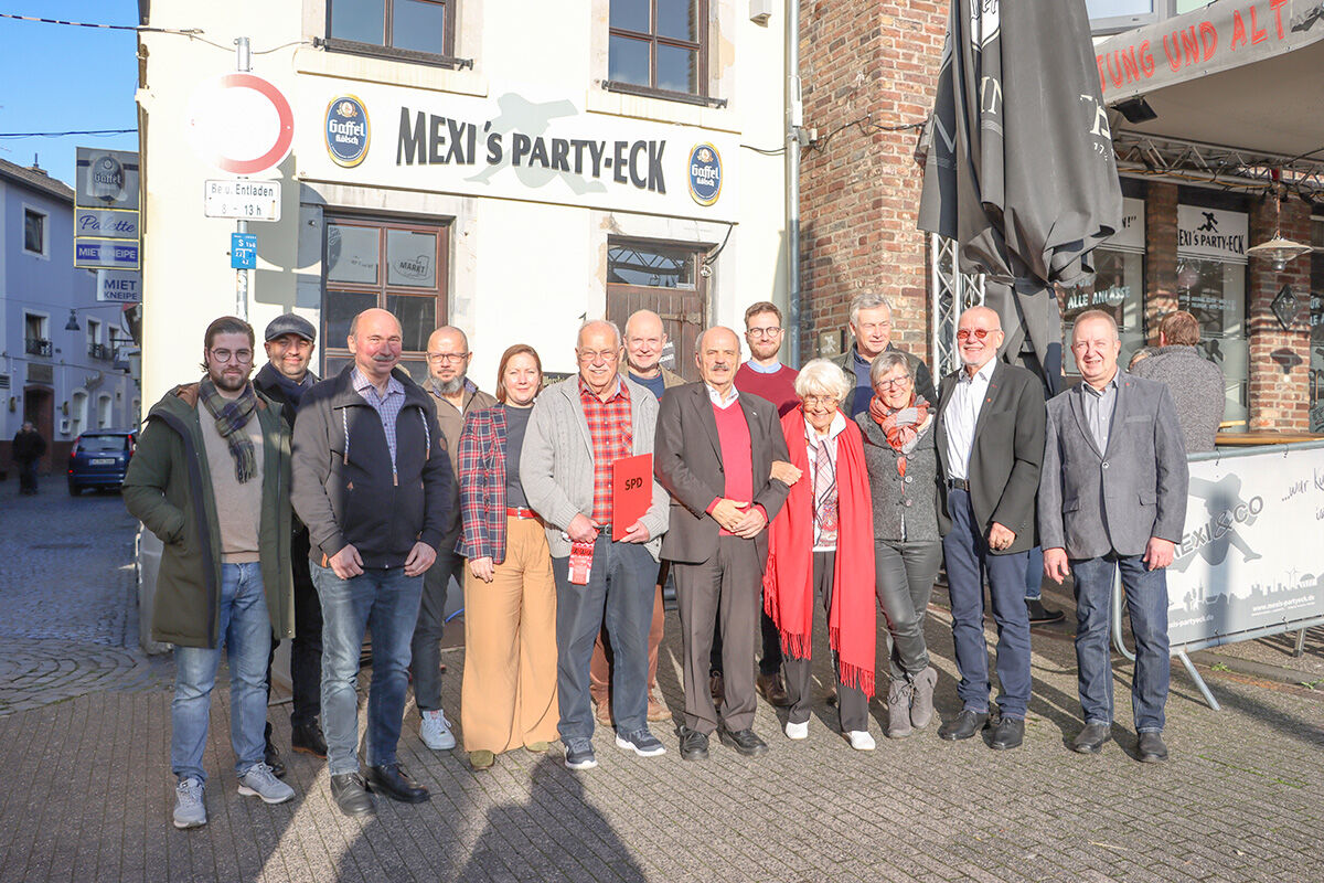 Vorsitzender Frank Wagner (rechts) ehrte die Jubilare des SPD-Ortsvereins West. - Manuel Hauck
