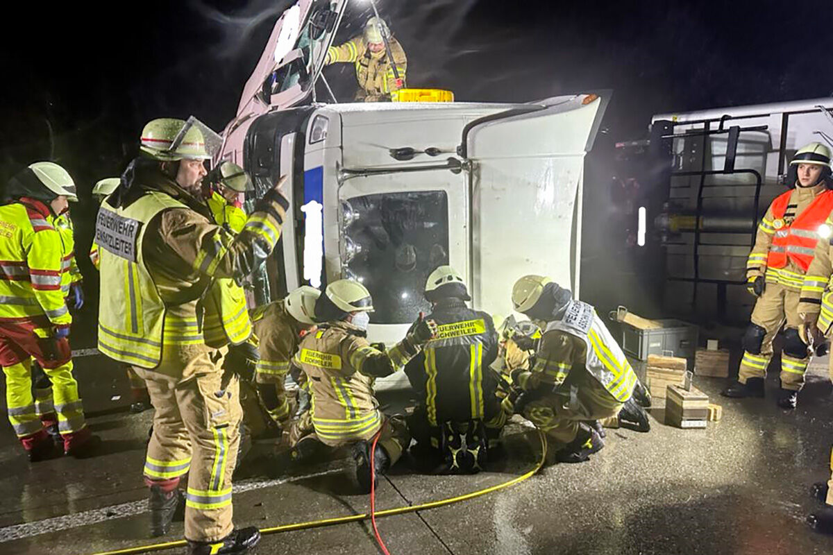 LKW-Unfall auf der A4 - Feuerwehr Eschweiler